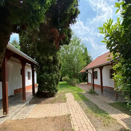 Hetmerfoeldes Vendeghaz Holiday home Szaknyer