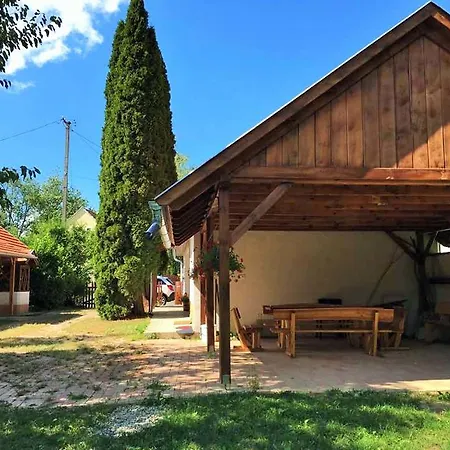 Hetmerfoeldes Vendeghaz Holiday home Szaknyer